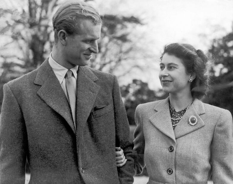 El significado oculto que guardan los broches de la reina Isabel
