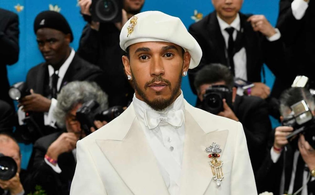 Lewis Hamilton durante la alfombra azul de la Met Gala 2025 / Foto: Evan Agostini - AP