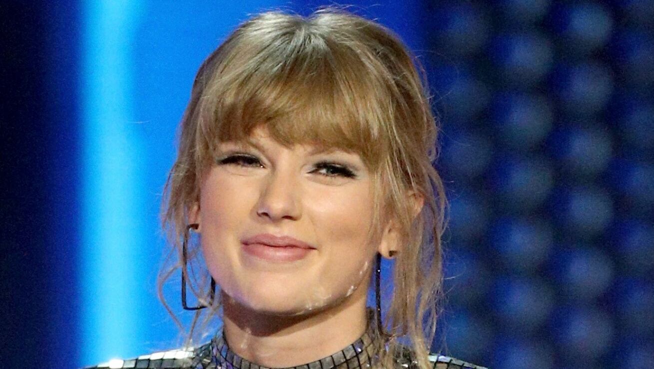 Taylor Swift en bikini posa divertida con Selena Gomez