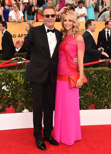 Kevin Costner y Christine Baumgartner en los Premios del Sindicato de Actores de 2015 / AP