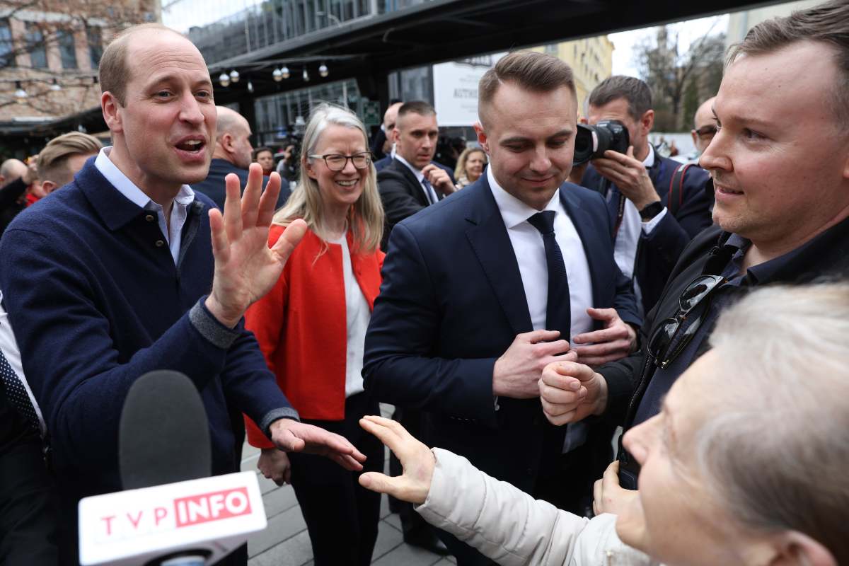 El príncipe William visita Polonia, platica con refugiados de Ucrania y cena en restaurante LGBT como muestra de apoyo