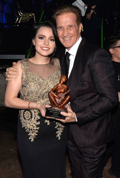 Sara Sosa, vestida de gala, recibe premio en nombre de José José