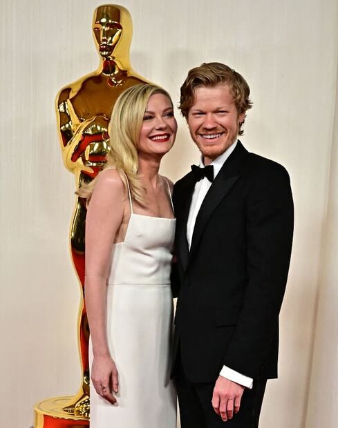 Kirsten Dunst y Jesse Plemons en los premios Oscar 2024 / AFP