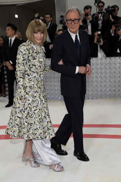 Anna Wintour, de 73 años, debuta con nuevo novio, Bill Nighy, en la noche del Met