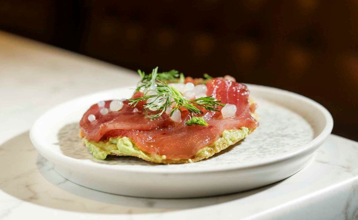 Tostada de atún aleta amarilla, salsa ponzu, puré de aguacate y perlas de limón eureka del Chef Alberto Lazo / Foto: Esteban Torreblanca