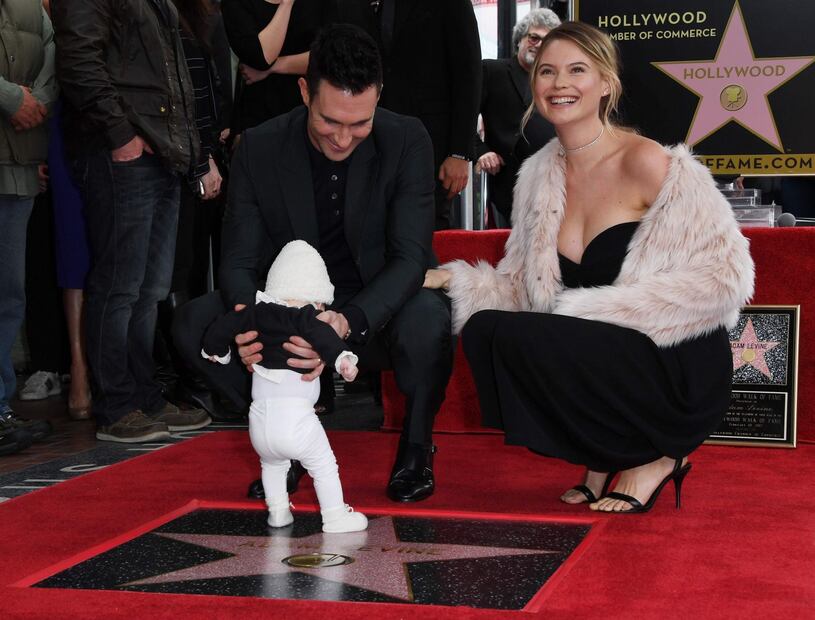 Adam Levine y Behati Prinsoloo presentan a su hija Dusty Roose 