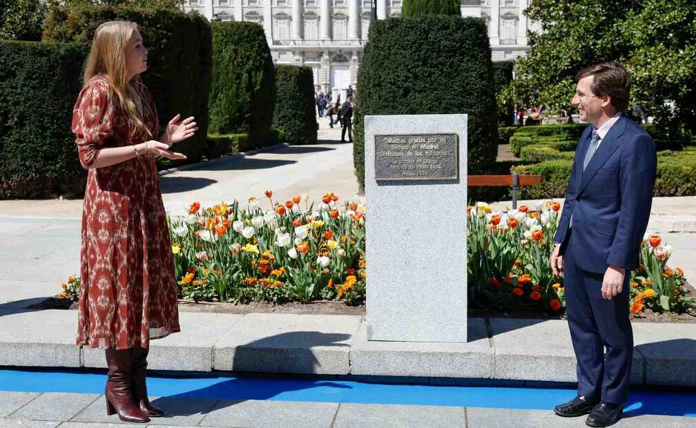 La princesa Amalia de Holanda junto al alcalde de Madrid, José Luis Martínez-Almeida / Foto: Chema Moya - EFE