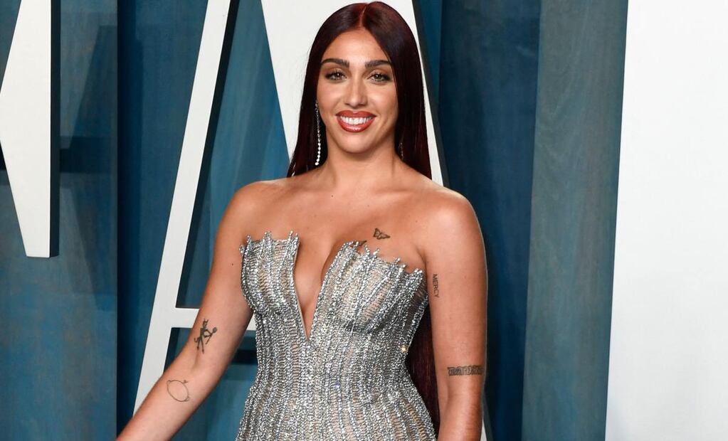 Lola, hija de Madonna, elegante y braless en un ajustado diseño de Versace