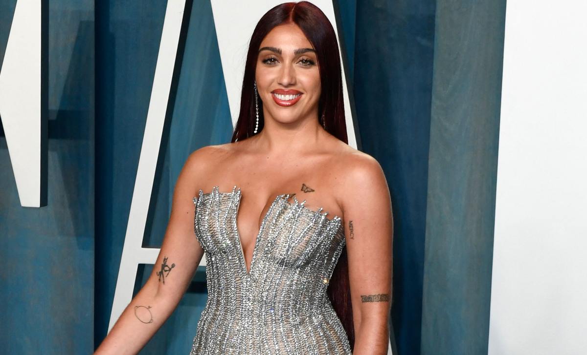 Lola, hija de Madonna, elegante y braless en un ajustado diseño de Versace