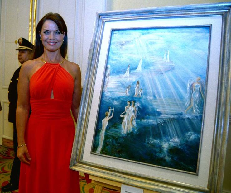 Mariagna Prats posa al lado de una de sus obras en 2004 / El Universal