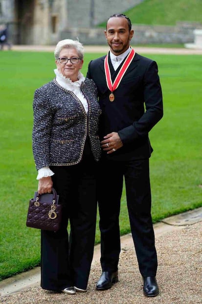Lewis Hamilton, piloto de la F1, es nombrado 'Sir' por Carlos de Gales en el castillo de Windsor