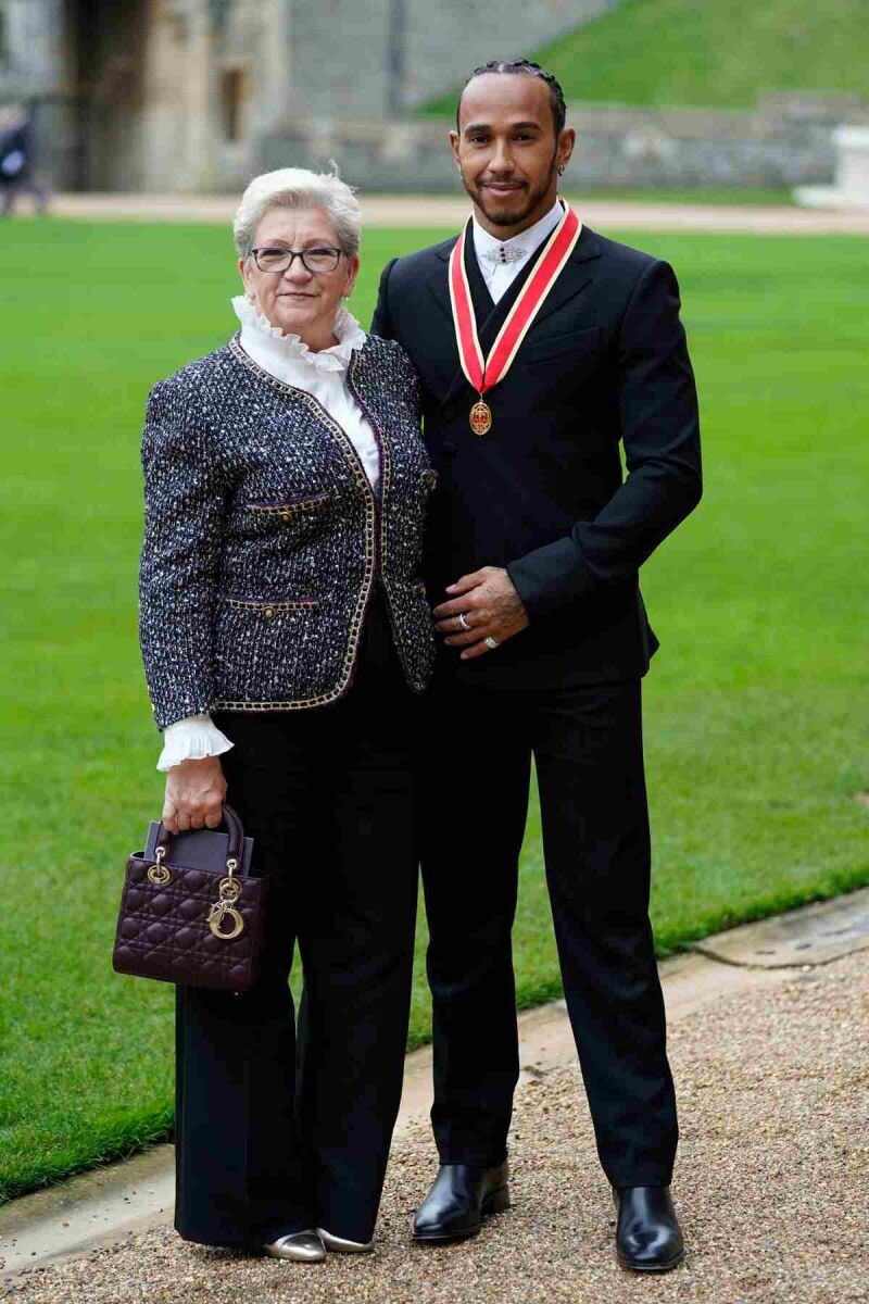 Lewis Hamilton, piloto de la F1, es nombrado 'Sir' por Carlos de Gales en el castillo de Windsor
