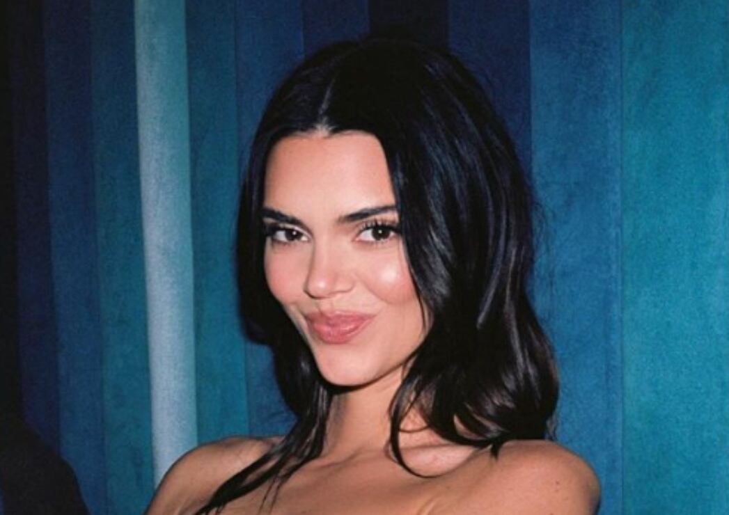 Kendall Jenner impacta con microbikini y photoshop en las manos