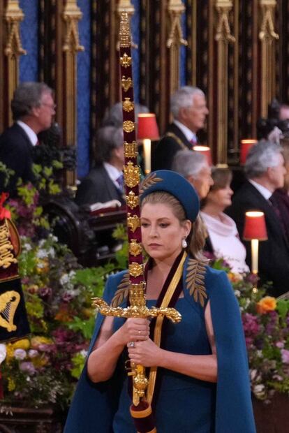 Quién es la mujer que cargó la espada en la coronación de Carlos III 