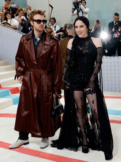 Billie Eilish impresiona con un look gótico y brillante en la Met Gala 2023