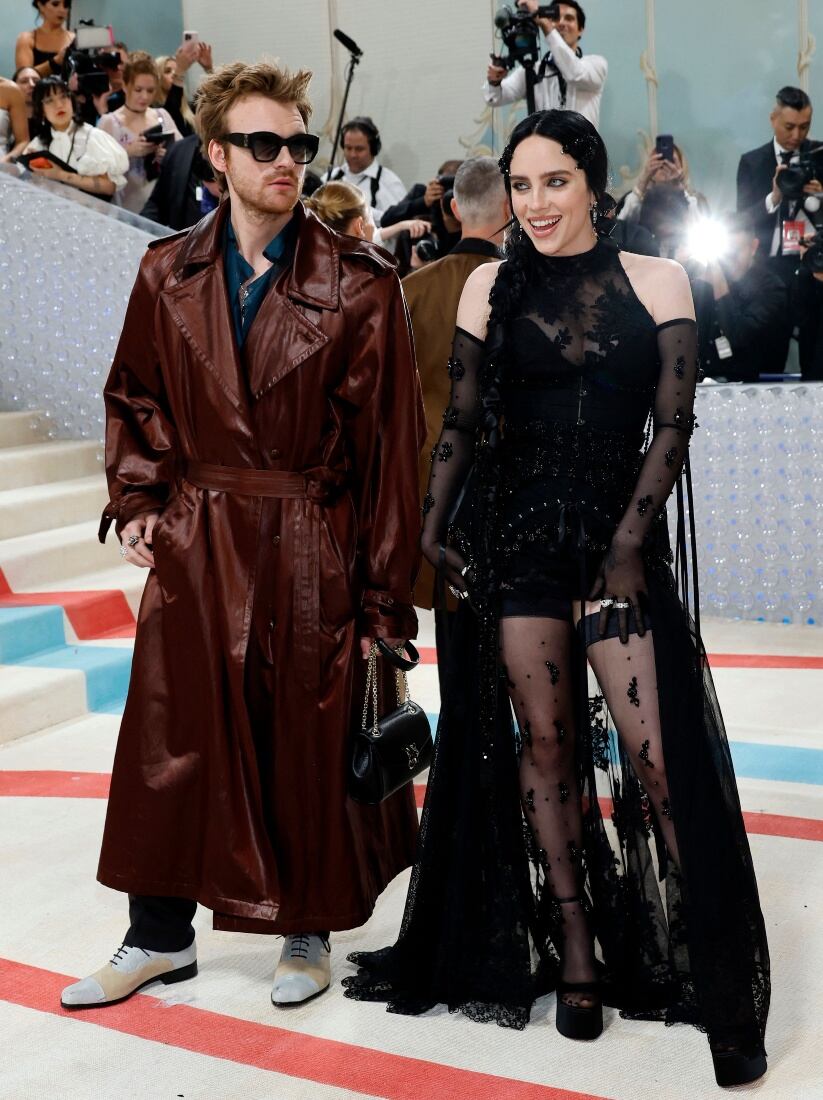 Billie Eilish impresiona con un look gótico y brillante en la Met Gala 2023