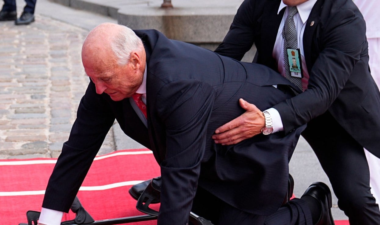 la-terrible-ca-da-del-rey-harald-de-noruega-en-pleno-evento-oficial