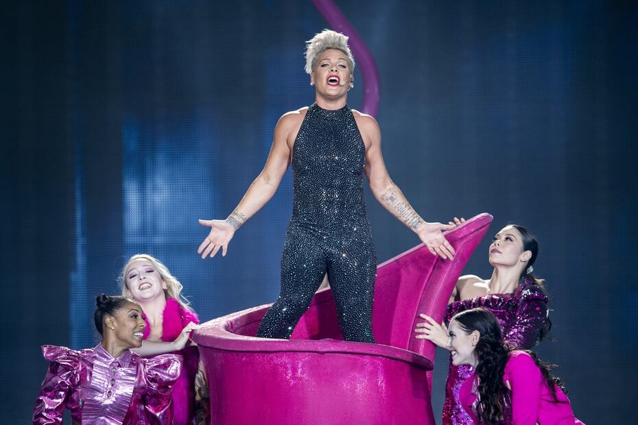 Avión privado de la cantante Pink estalló en llamas después de un concierto en Noruega