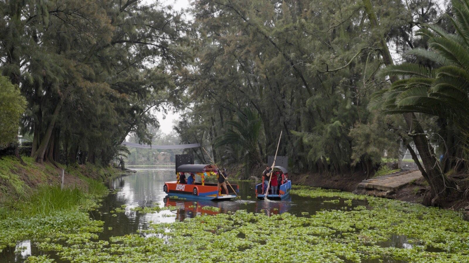Los pilotos Bubba Wallace y Rubén García Jr. en Xochimilco / Foto: Cortesía