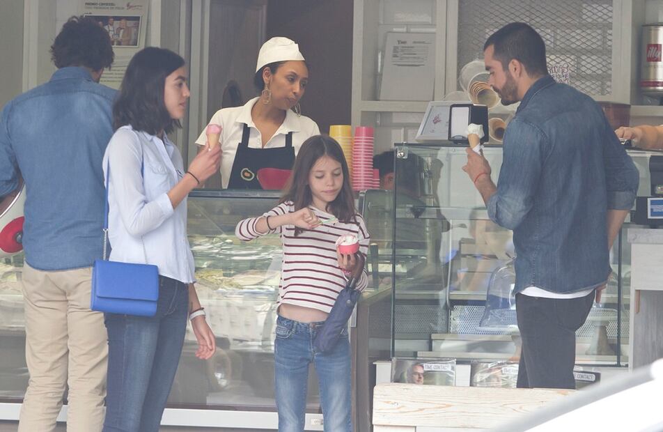 Gonzalo García Vivanco de paseo en Polanco con dos chicas desconocidas