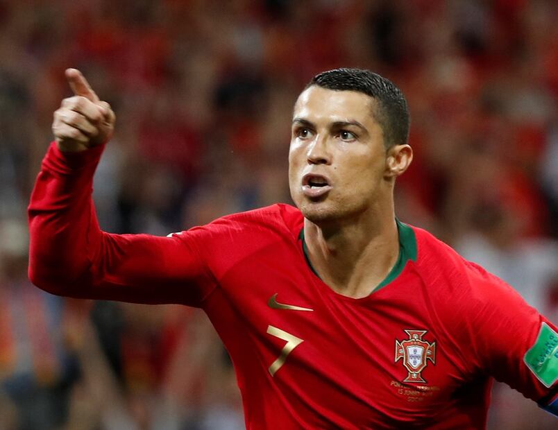 Cristiano Ronaldo y Lionel Messi, dos grandes del futbol rivales en la cancha 