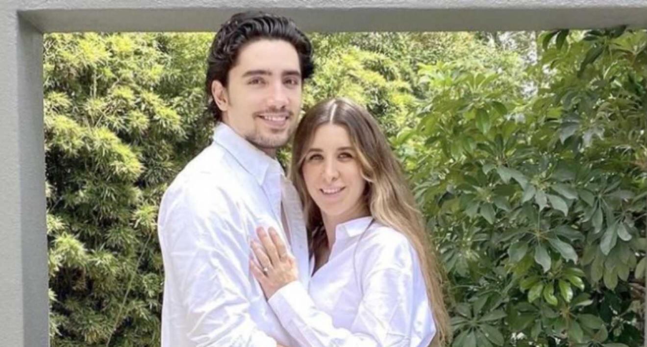 Alex Fernández muestra los movimientos de su bebé cuando le habla a través del vientre de su esposa