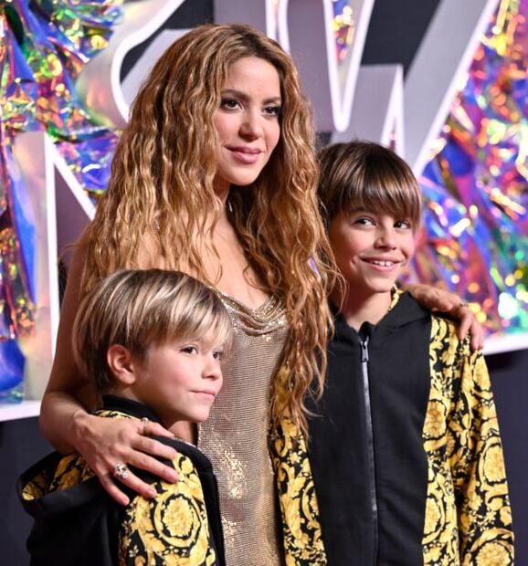 Shakira junto a sus hijos, Sasha y Milan en los MTV VMAS 2023 / AP