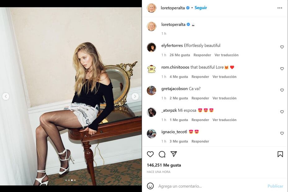 Loreto Peralta arrebata suspiros con mini falda de periódico y medias rotas
