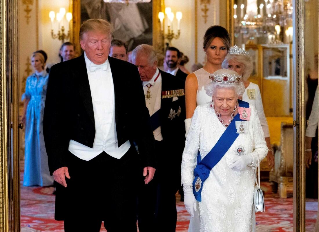 Isabel II junto a Donald Trump y Melania Trump / Foto: AFP