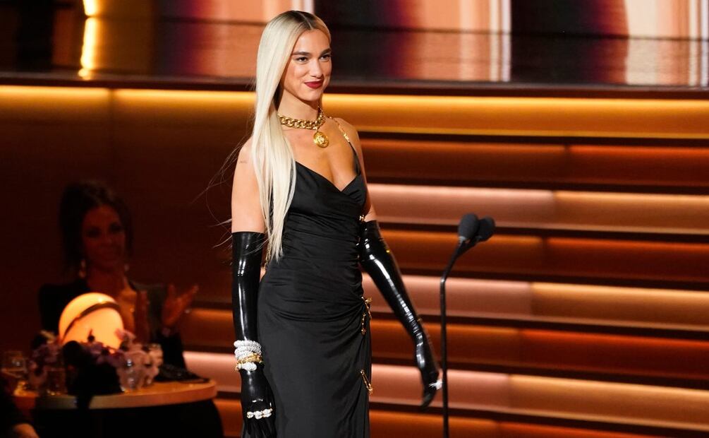 Dua Lipa se lució en los Grammy con un vestido bondage