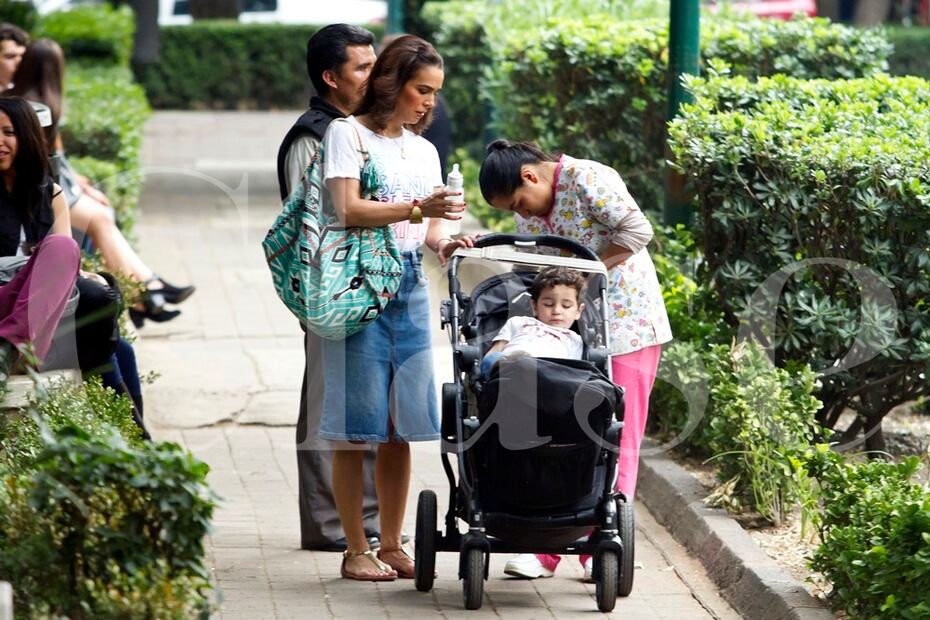 Paparazzi: Biby Gaytán de shopping con sus gemelos Daniel y Manuel Capetillo