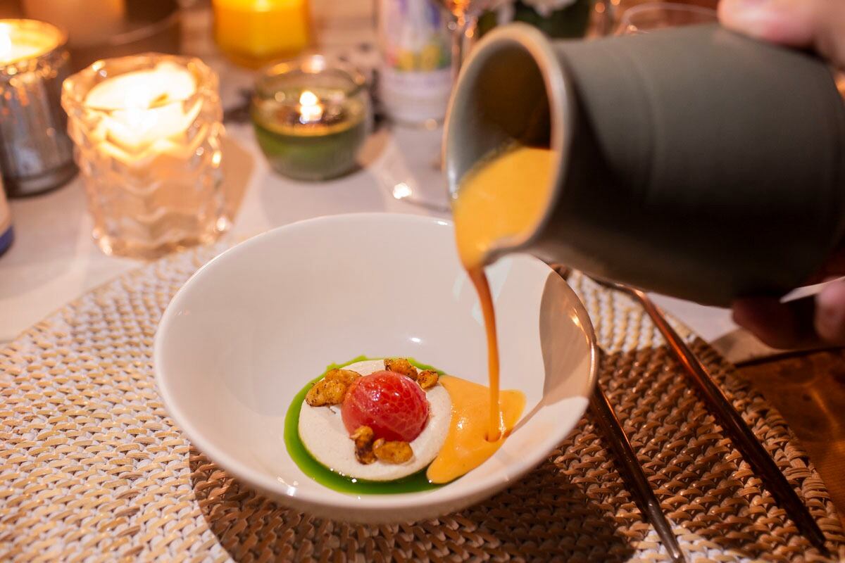 Sopa de tomate, frijol y eneldo. (Foto: Esteban Torreblanca)