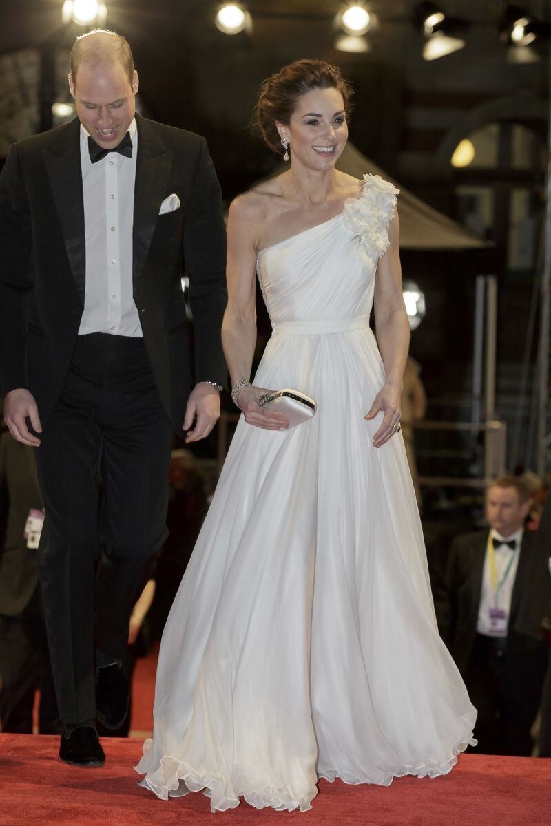 La reina Isabel da importante distinción a la duquesa de Cambridge en su aniversario de bodas