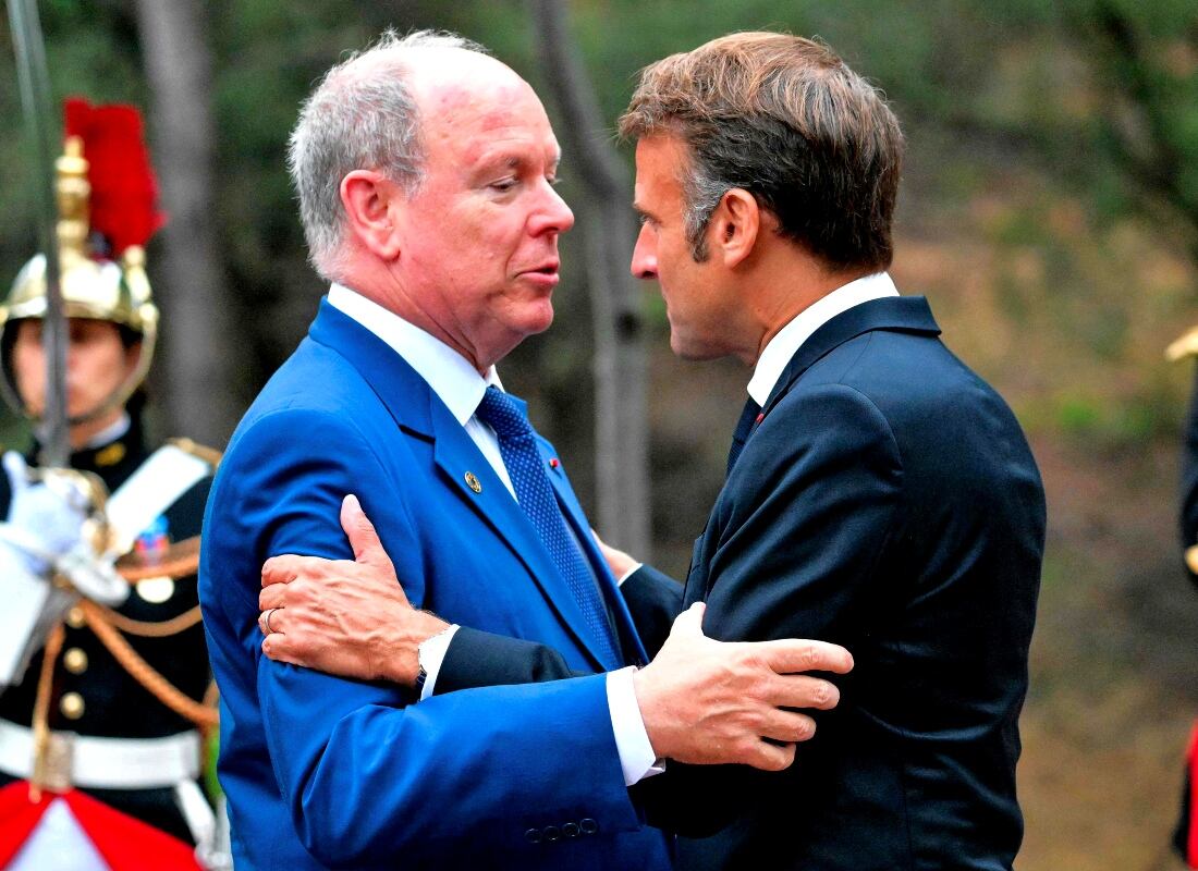 El príncipe Alberto de Mónaco junto a Emmanuel Macron / Foto: AFP