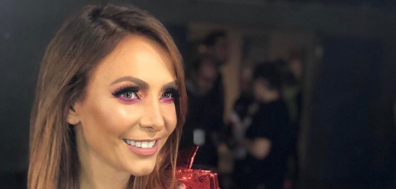 Érika Zaba presume baby bump sobre el escenario 