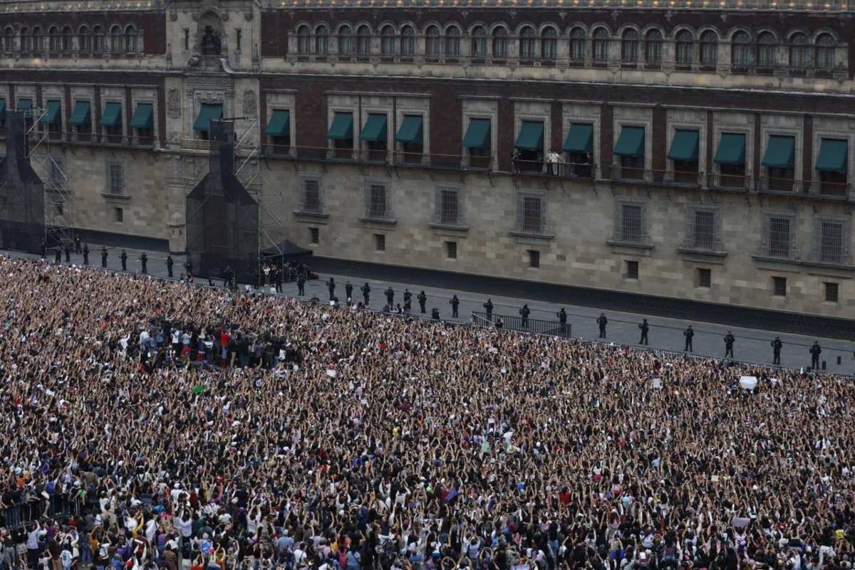 Las fans de BTS en la plancha del Zócalo / Foto: Diego Simón Sánchez- EL UNIVERSAL