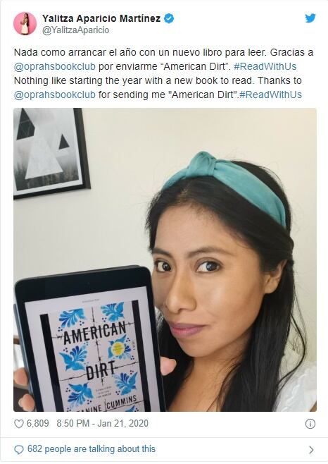 Salma Hayek se disculpa por recomendar un libro sin haberlo leído 