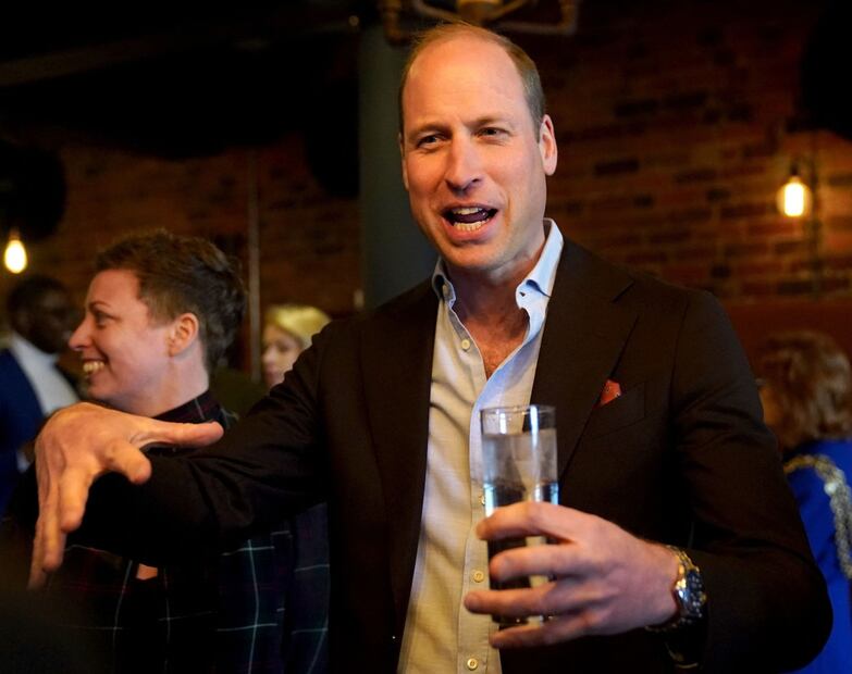 El príncipe William protagoniza divertido momento al fingir trabajar en un restaurante de Birmingham
