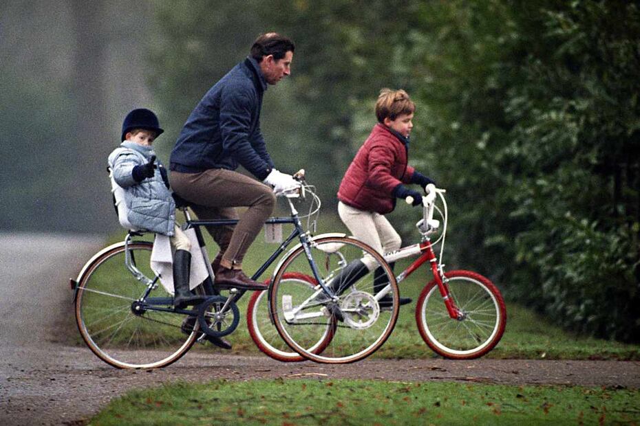 Confrontan al príncipe Harry: revelan fotos de él y Carlos de Gales de paseo en bicicleta