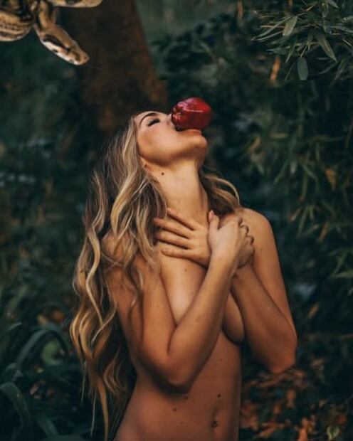 Camila Sodi posa en topless en Instagram 