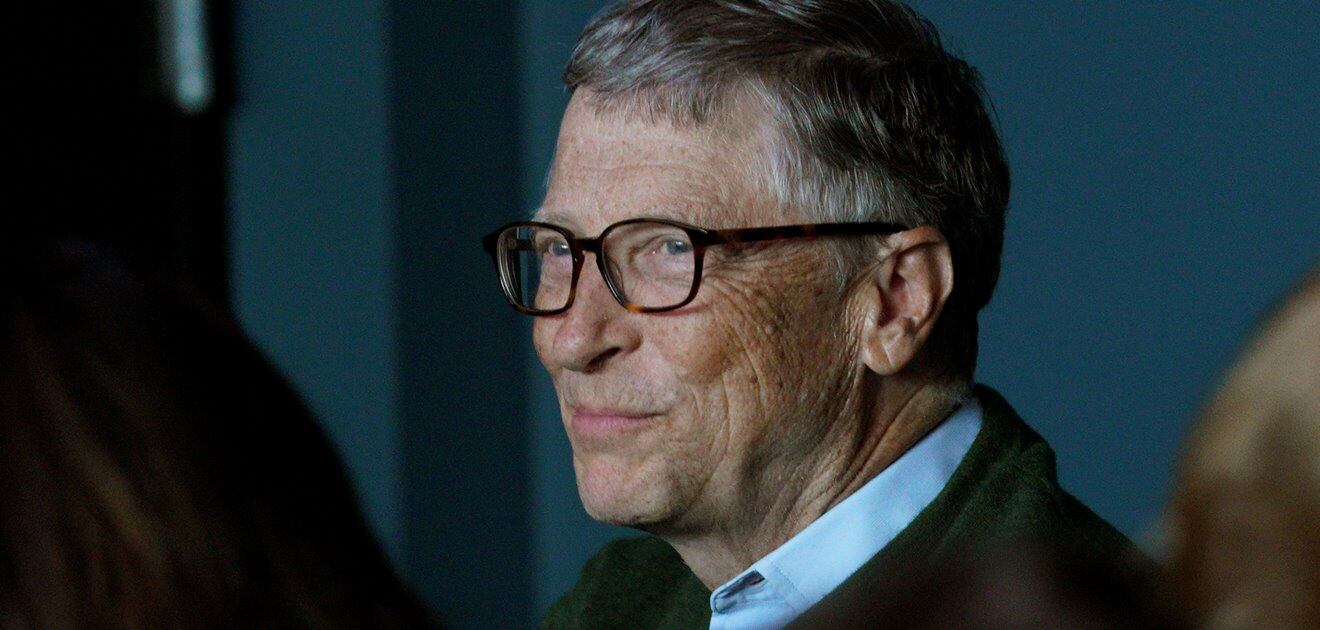 Captan a Bill Gates formado para compar una hamburguesa con papas fritas