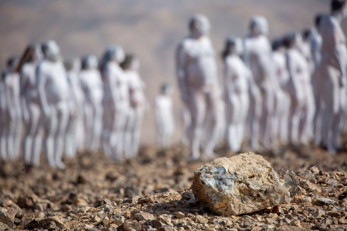 Spencer Tunick reúne 300 personas que sin ropa posaron cerca del Mar Muerto