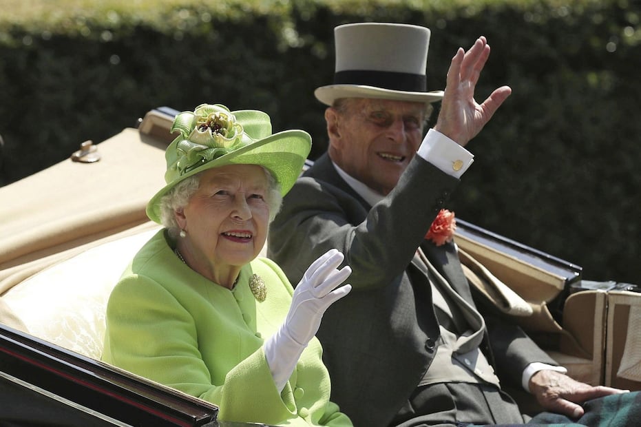 La reina Isabel ll busca piloto de helicóptero para la familia real en Linkedin