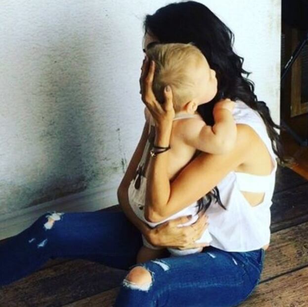 Sandra Echeverría y Leonardo de Lozanne presentan a su bebé 