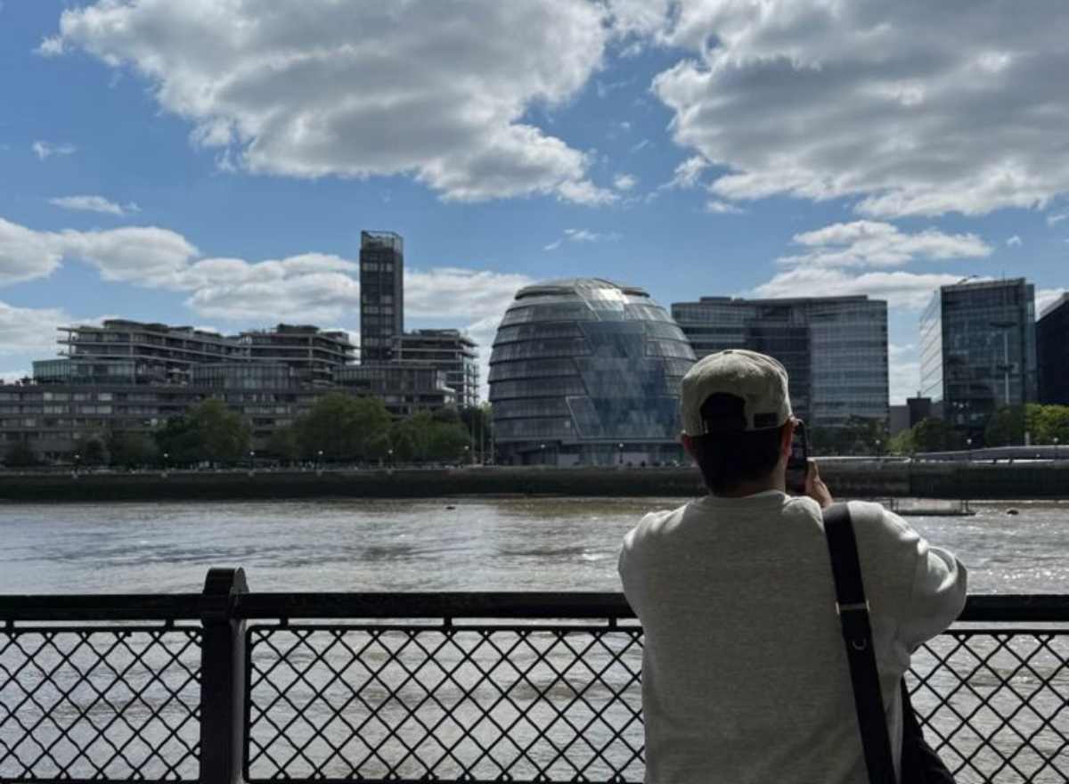 Jaziel Aviez, novio de Emily Cinnamon, frente al edificio del City Hall / Foto: Instagram @emilyc.alvarez