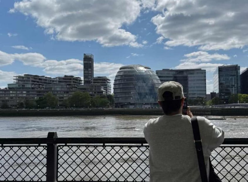 Jaziel Aviez, novio de Emily Cinnamon, frente al edificio del City Hall / Foto: Instagram @emilyc.alvarez