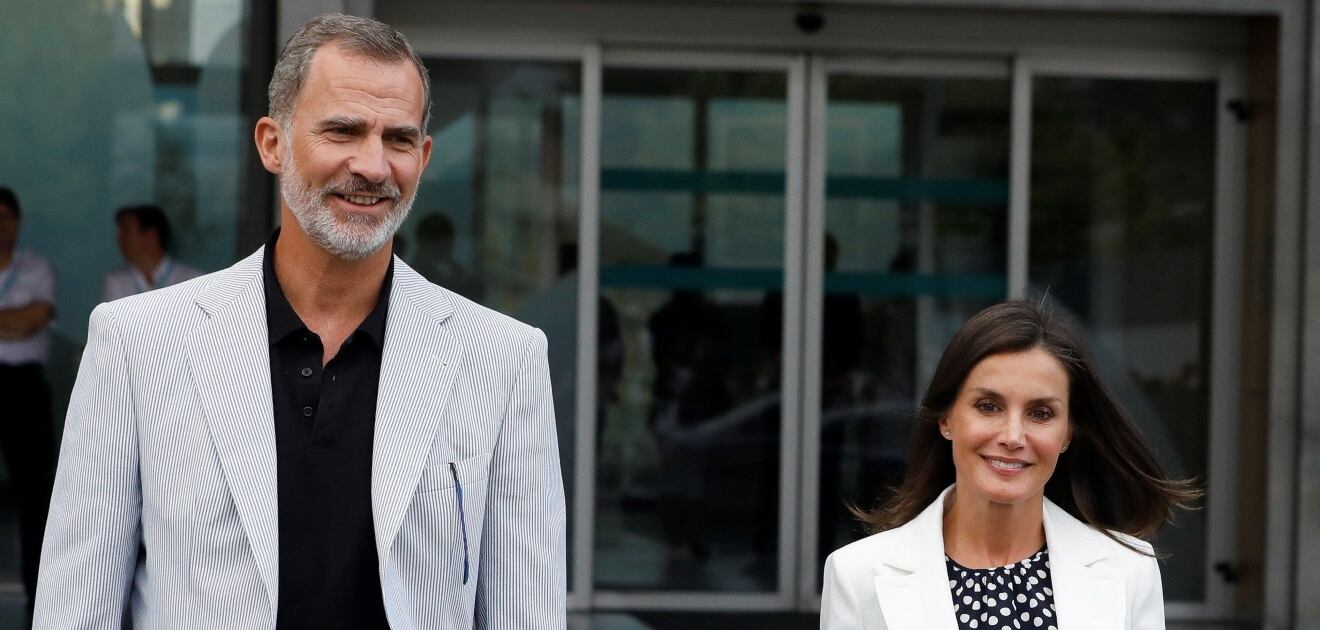 Letizia Ortiz visita al rey Juan Carlos con la blusa del escándalo con la reina Sofía