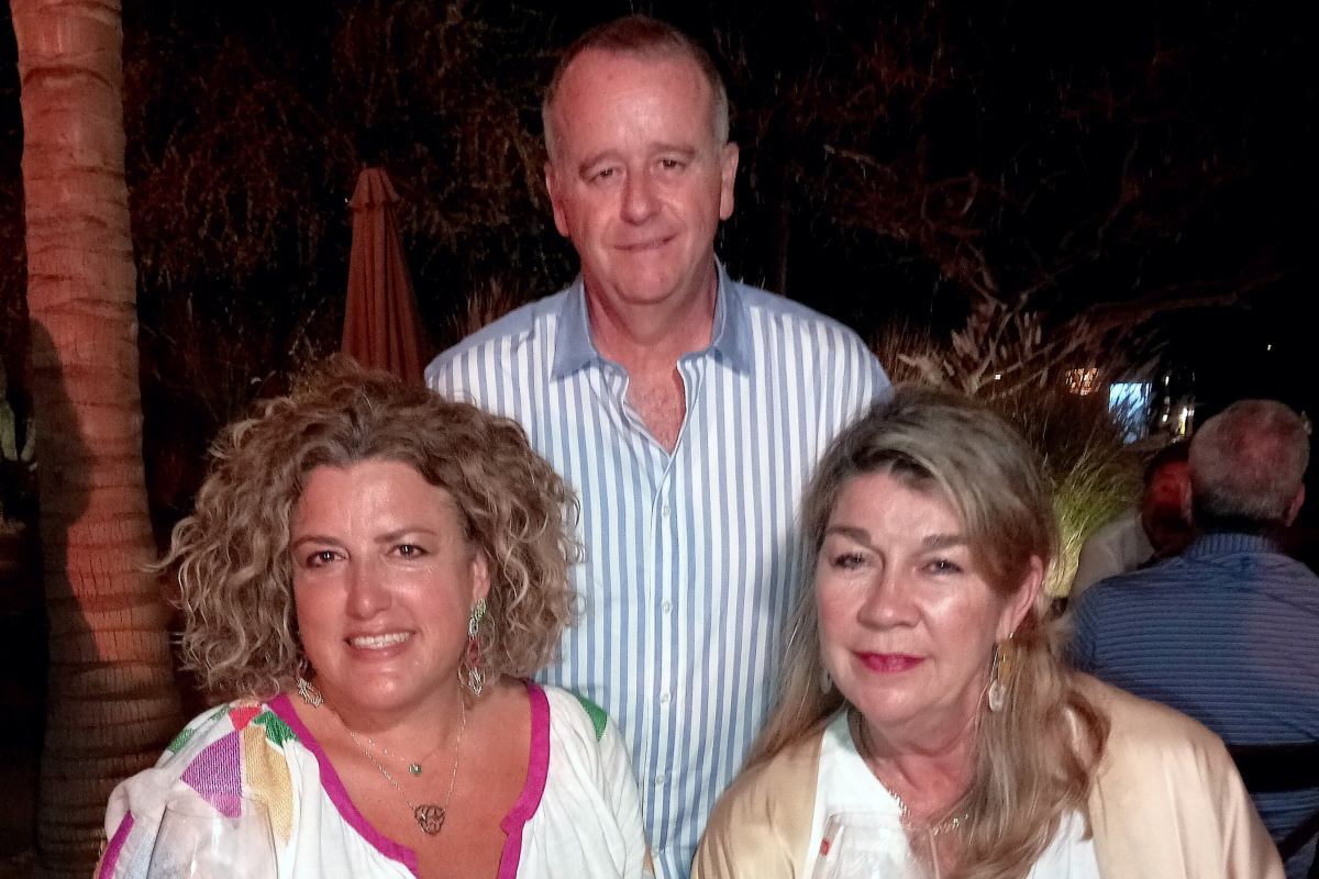Cecilia Aragón con Sebastien y Nathalie Arnaud. (Foto: Emilio Farfan)