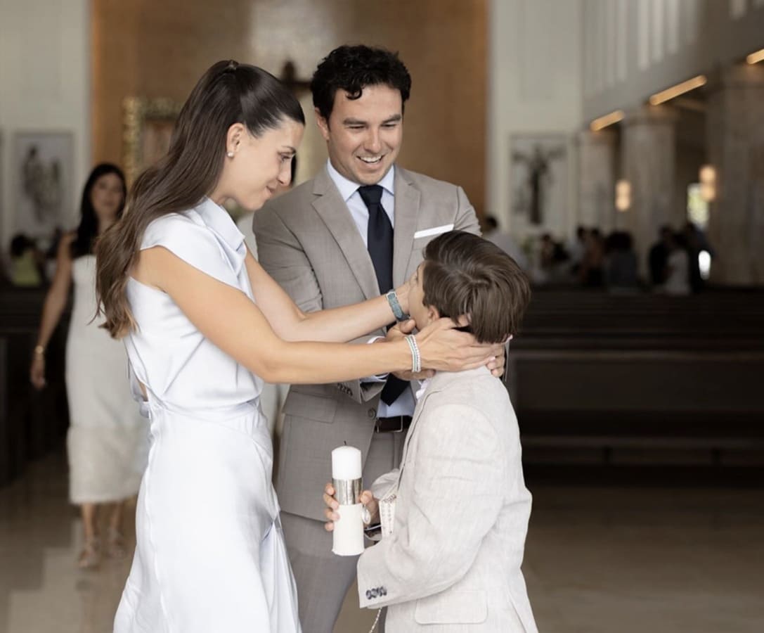 Sergio 'Checo' Pérez y Carola Martínez en la primera comunión de su hijo Sergio / Foto: Instagram