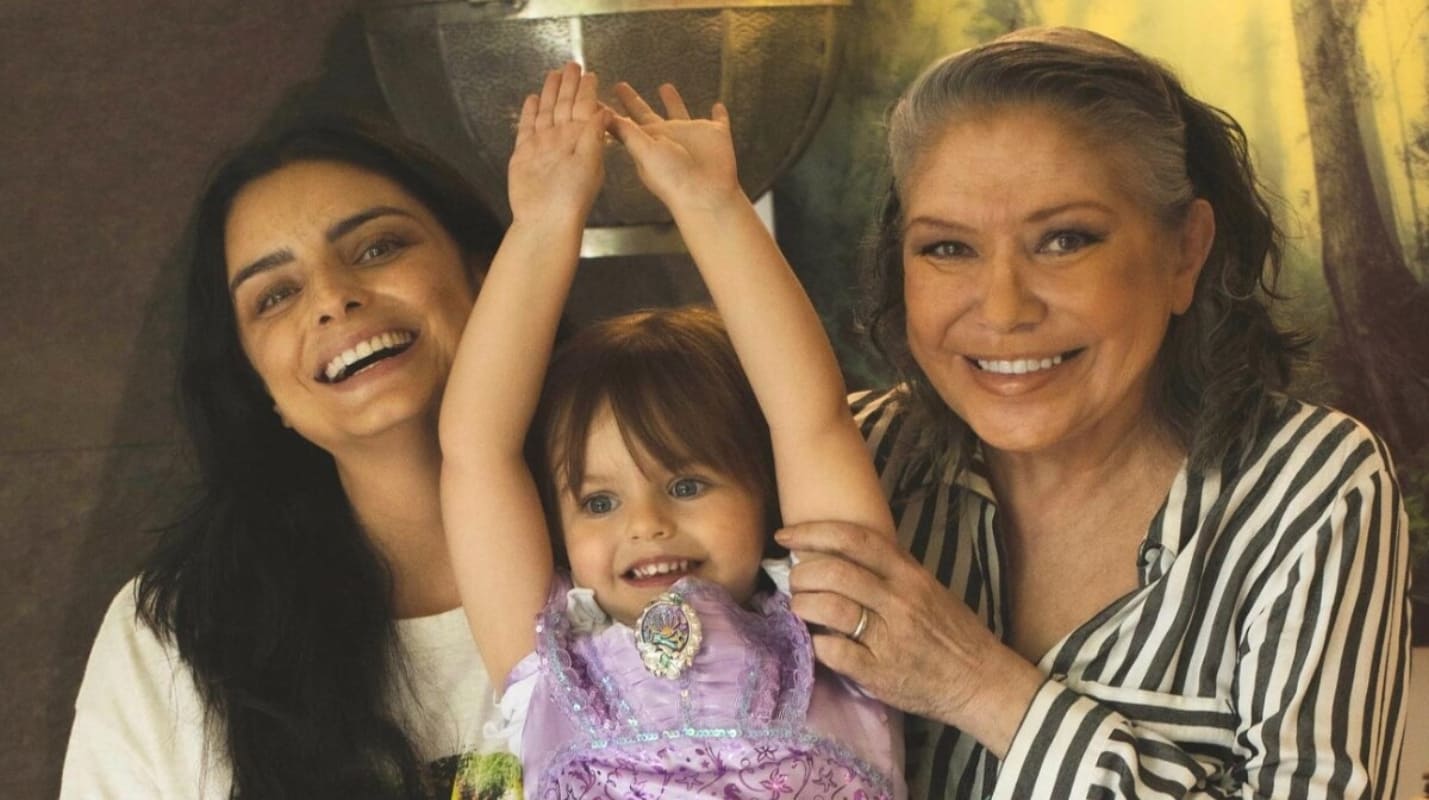 Aislinn Derbez, su hija Kai y Gabriela Michel, su mamá / Foto: Instagram
